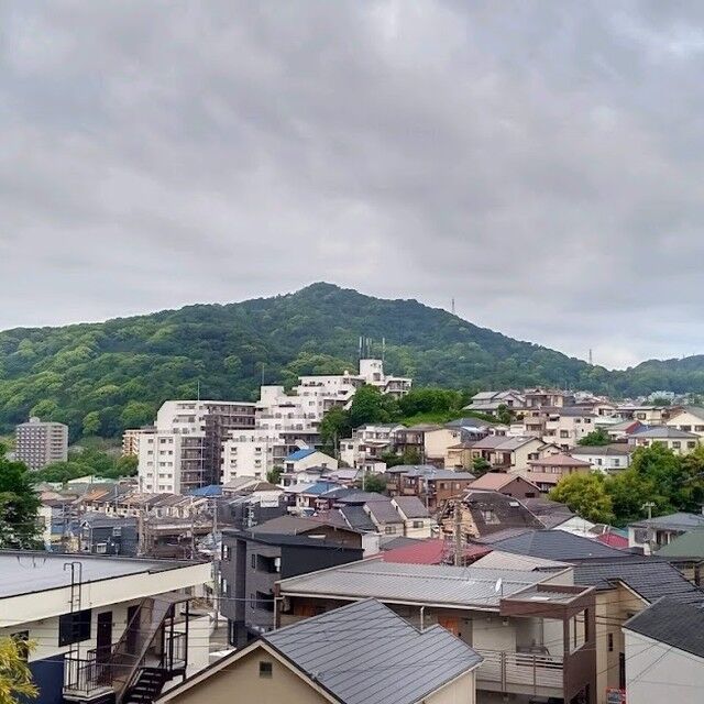 おはようございます。今朝のワンショットは、「神鉄長田駅」からの眺めです。長田天神町の高層マンションが目に入ってきますね！